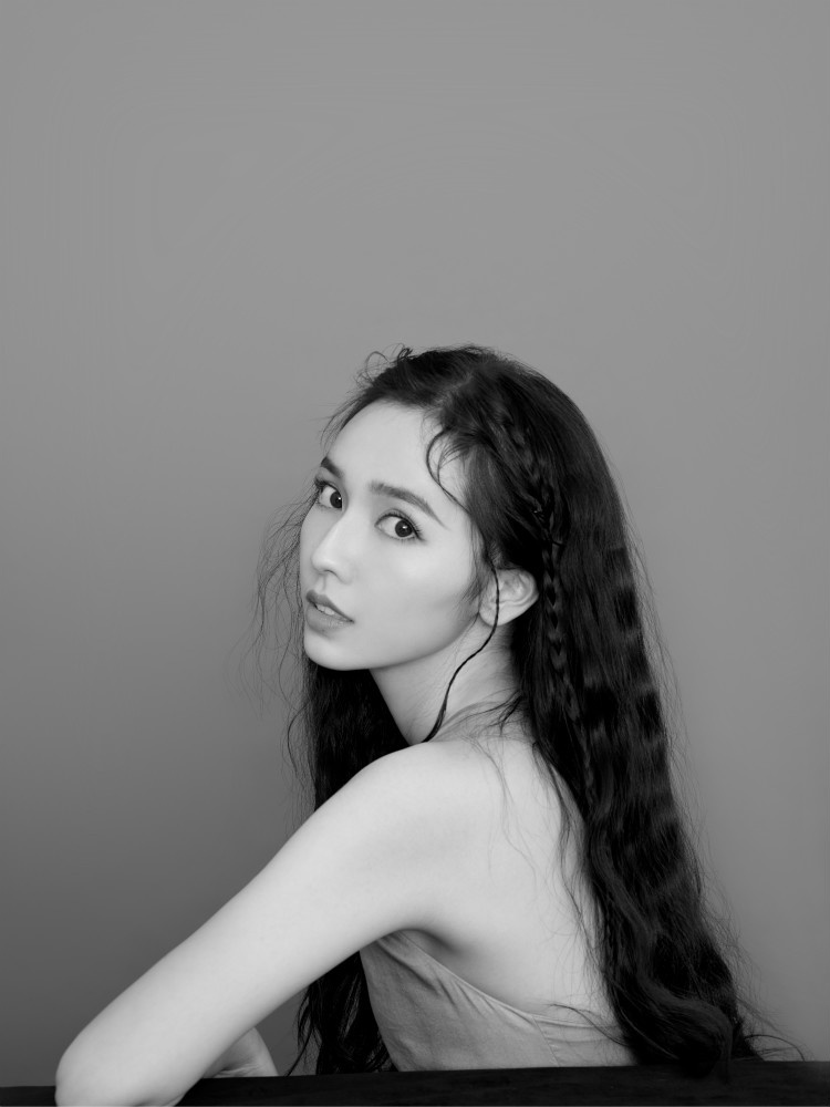 演员刘一曈黑白大片曝光 凝望镜头静默充满张力|静默