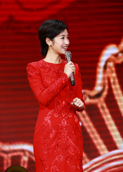 春妮穿粉西装气质不输董卿!跟老公刚强同台主持默契满分,太甜啦