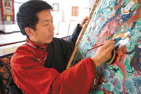 昌都贡觉县堤无玛艺术传承专业合作社负责人西绕尼玛在绘制唐卡