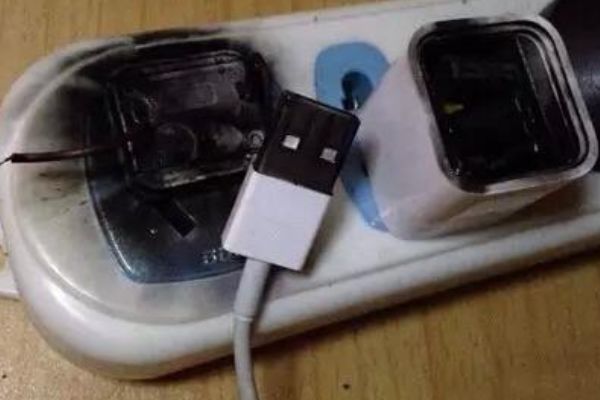 手机充电器要一直插在插座上？很多人都做错了，现在知道还不晚！__财经头条