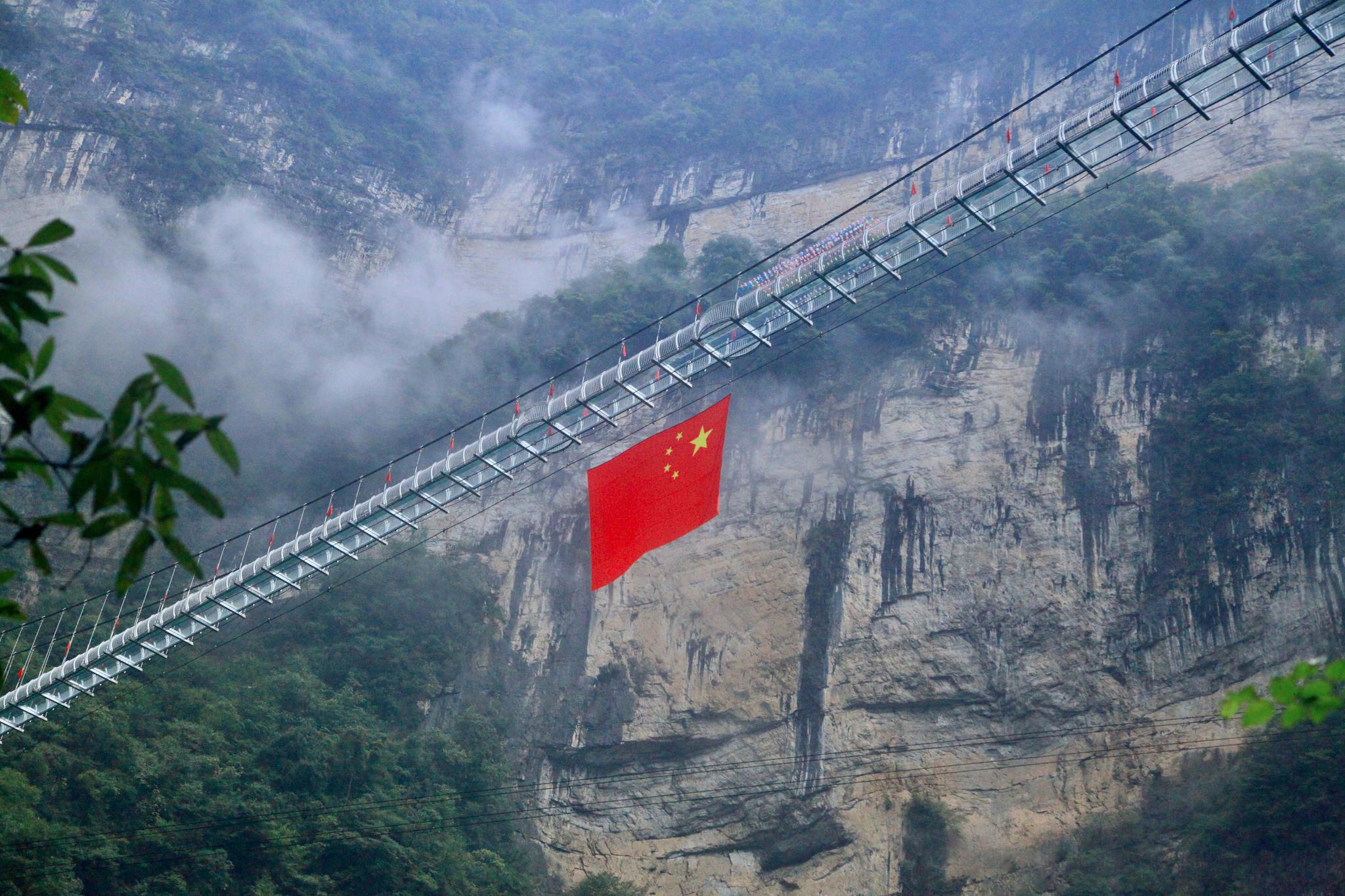 湖北三峡竹海330米高空天桥悬挂巨幅国旗引关注休闲区蓝鸢梦想 - Www.slyday.coM 湖北三峡竹海330米高空天桥悬挂巨幅国旗引关注休闲区蓝鸢梦想 - Www.slyday.coM