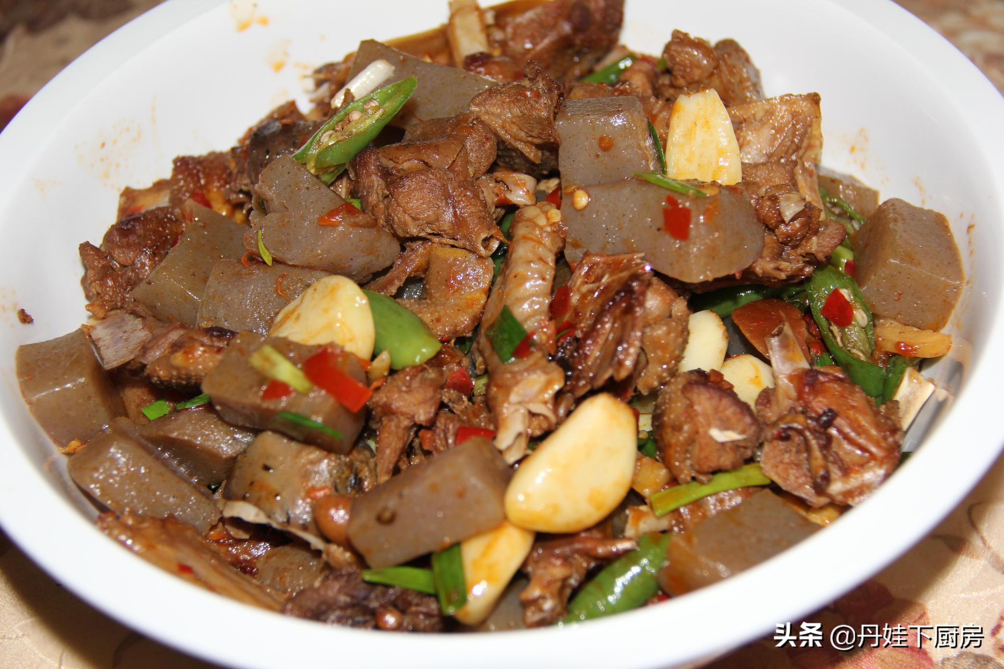 秋分进补,做一道经典川菜魔芋烧鸭,魔芋细腻鸭肉肥酥辣而有香