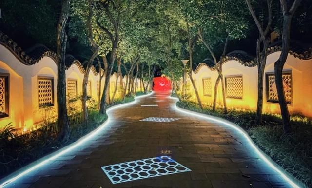 本次游园会在"入梦·多感体验区"特设"窗花意境",运用灯影展现出长廊