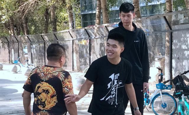 未来可期!辽宁男篮朱荣振现身街头,与热情球迷合影