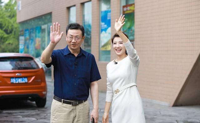 刚强春妮罕见同台主持42岁春妮穿粉裙少女感爆棚台风真稳健