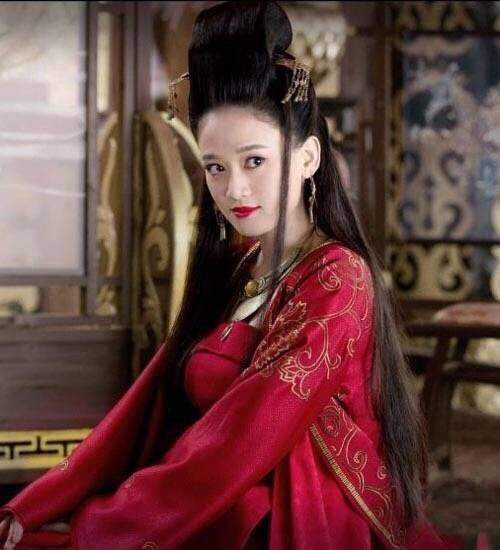 《笑傲江湖》中陈乔恩饰演的东方不败,一袭红裙亦正亦邪,眼神妖媚如丝