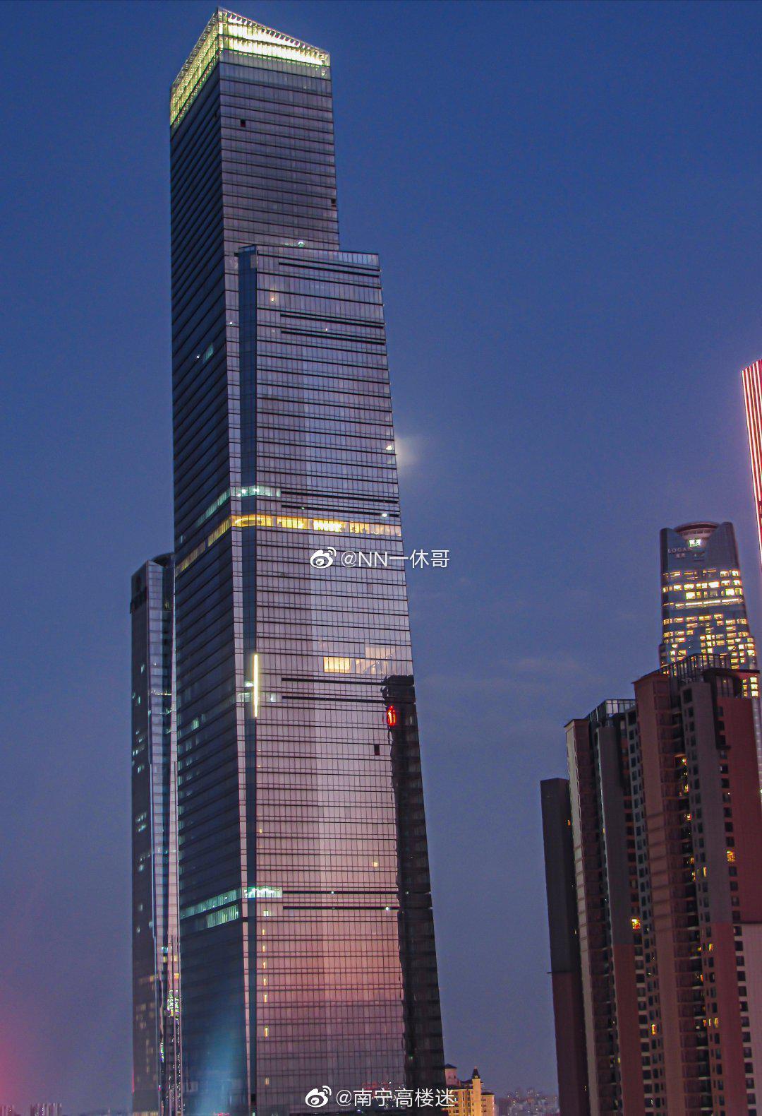 广西第一高楼403米华润a座塔冠昨晚已全部亮灯