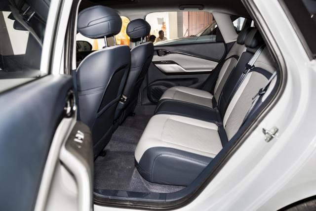 当然在体验空间表现的同时,我也对新宝骏rc-5的内饰设计,智能科技也有