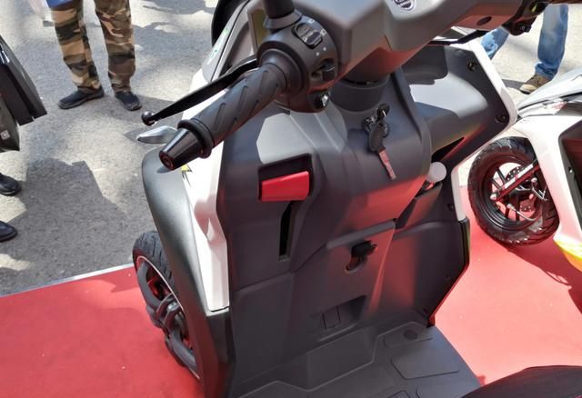 国内首款可倾斜倒三轮摩托车亮相