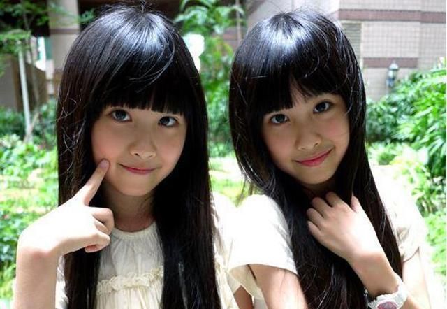 双胞胎姐姐抱着双胞胎弟弟逛街火了,网友羡慕:父母拥有双倍快乐