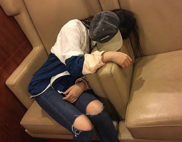直接倒下就睡了林允 前段时间拍《美人鱼2》累到躺在椅子上睡着.