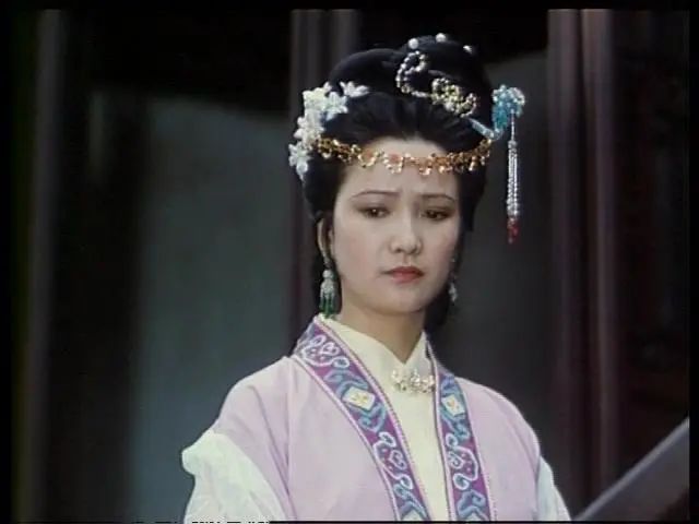 许亚军和何晴是在1995年拍摄《风荷怨》时相识的,据说许亚军对何晴一