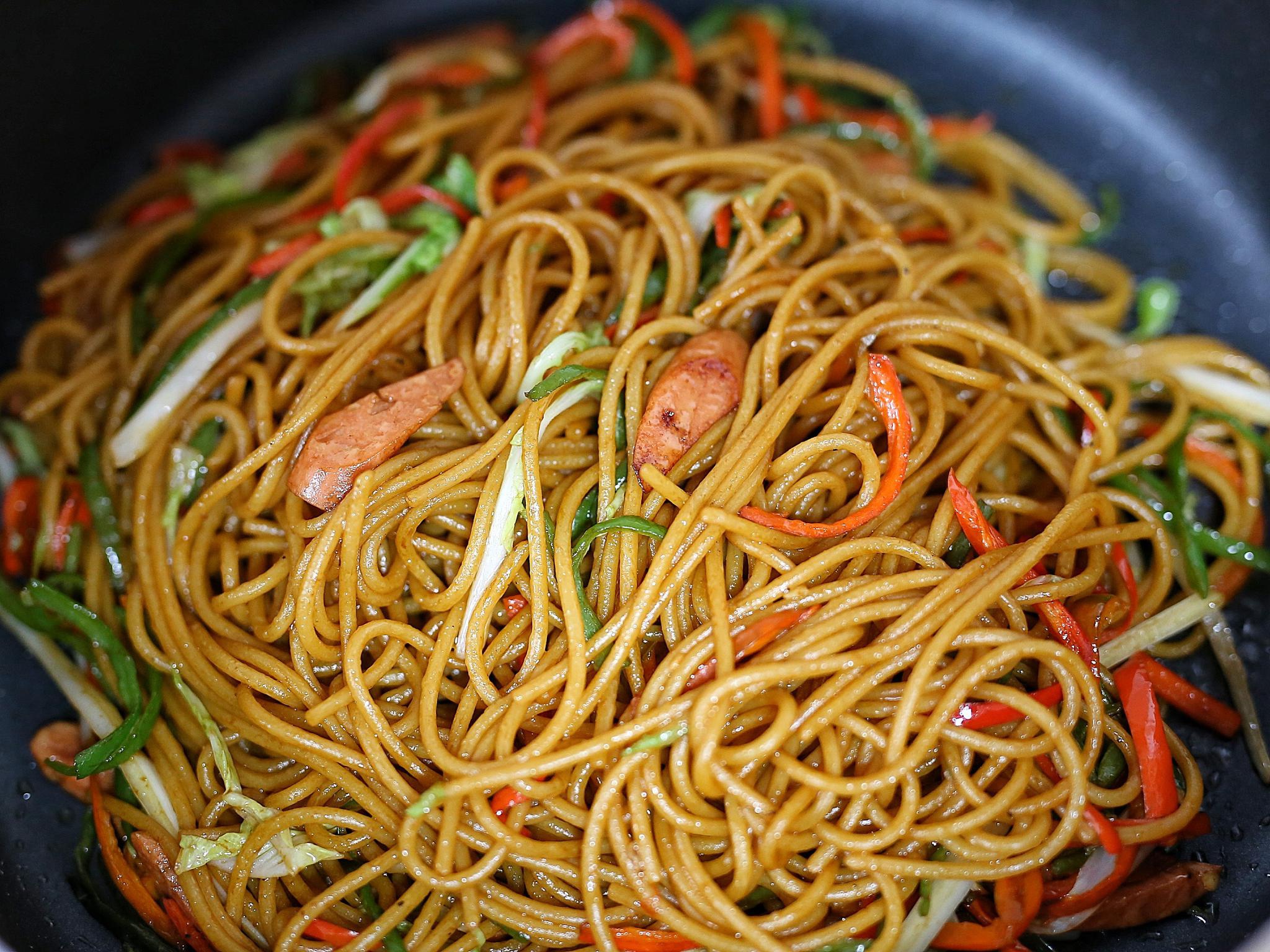 家常炒面时,面条过凉水就错了,多数人不懂,难怪炒面粘锅不顺滑