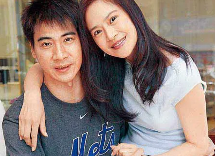 56岁"婉君"俞小凡罕露面,身材消瘦但气质好,曾原谅老公背叛