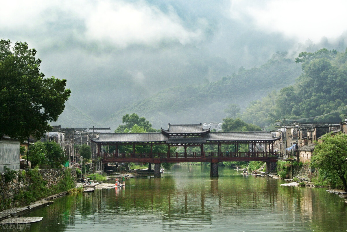 在江西景德镇市境内有座古镇,其地跨安徽,江西二省,处于祁门,休宁