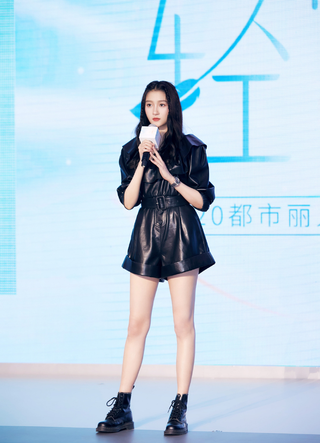 关晓彤刚过完23岁生日就走知性风,黑色西装短裙干练稳重,真霸气