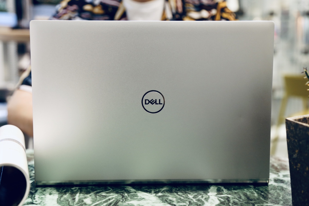 极窄边框超轻便携,戴尔灵越7400"斩蓝屏"巅峰!