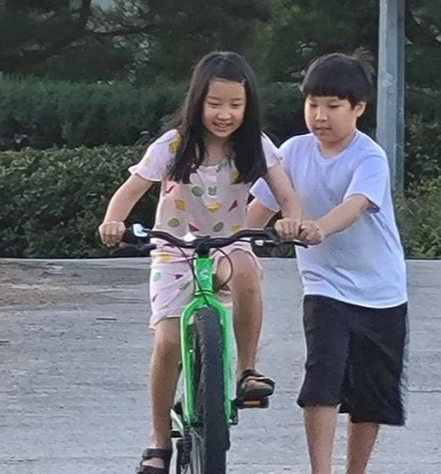 李英爱晒9岁龙凤胎,哥哥身形强壮神似爸爸,妹妹长相清秀像妈妈