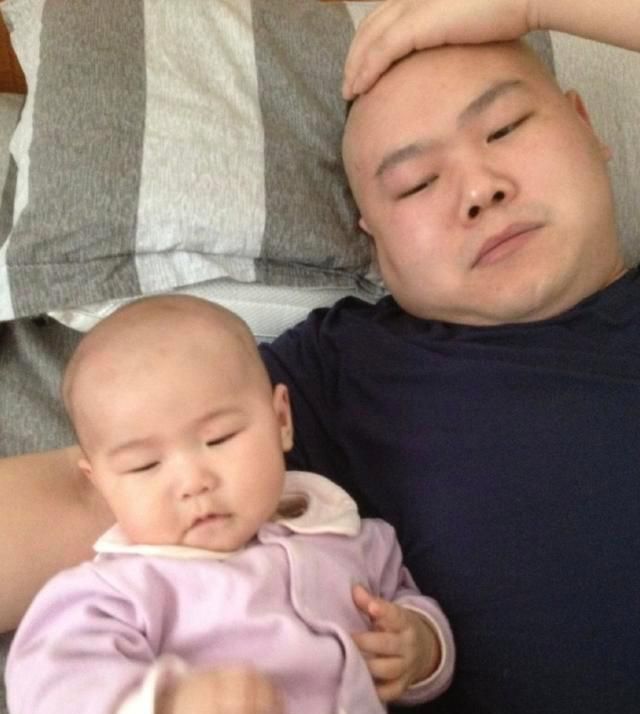 岳云鹏9岁女儿越长越漂亮,爱妻从手术中恢复,一家四口羡煞旁人