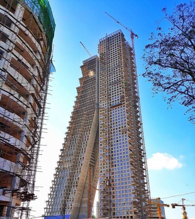 全球最高倾斜大楼:240米高耗资17亿所建,倾斜13.8度都不会倒