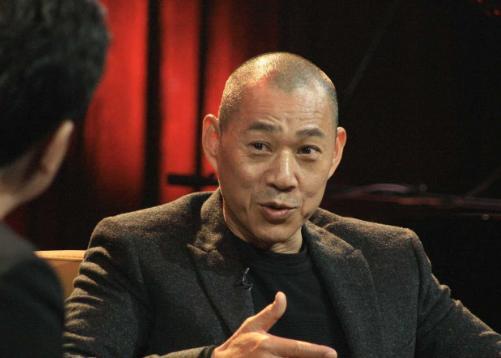 如今的张丰毅娶了一个小他十四岁的老婆,两人出入场合,都是显得十分