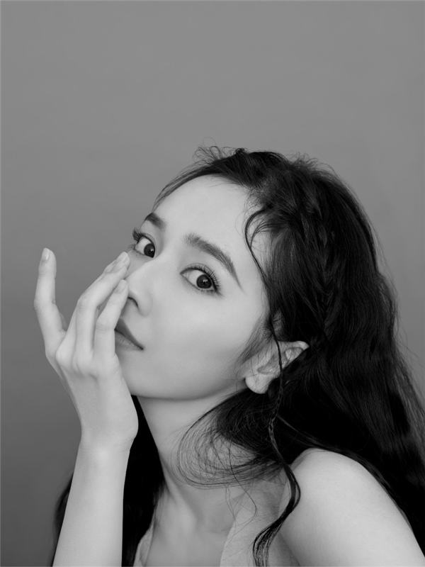 演员刘一曈黑白大片曝光 凝望镜头静默充满张力|静默