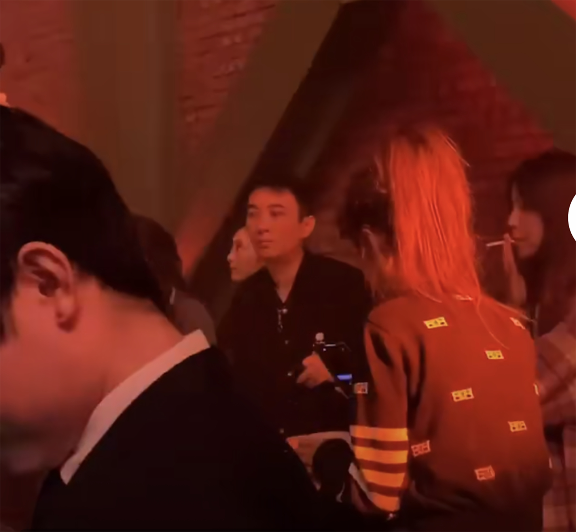 王思聪与宋美娜分手后继续潇洒现身酒吧左拥右抱心情舒爽玩到嗨