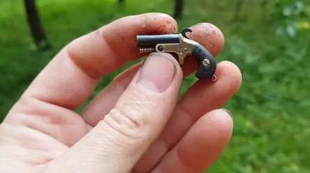 做成奢侈品的迷你手枪,硬币大小卖30万英镑,能打易拉罐