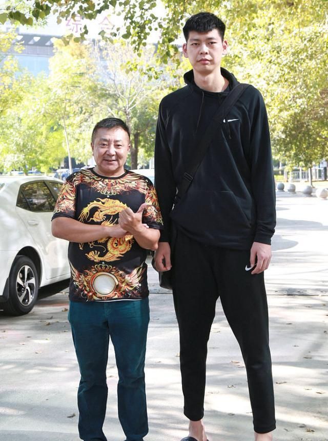 未来可期!辽宁男篮朱荣振现身街头,与热情球迷合影