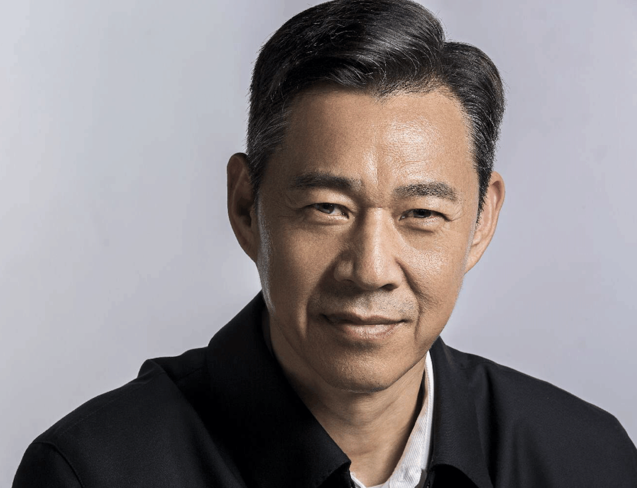 63岁张丰毅开跑车和短发美女兜风然而吸引人的却是两条狗