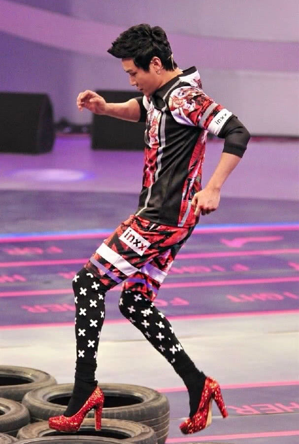 当男星穿上"高跟鞋",王一博个性,鹿晗文静,贾乃亮很优雅!