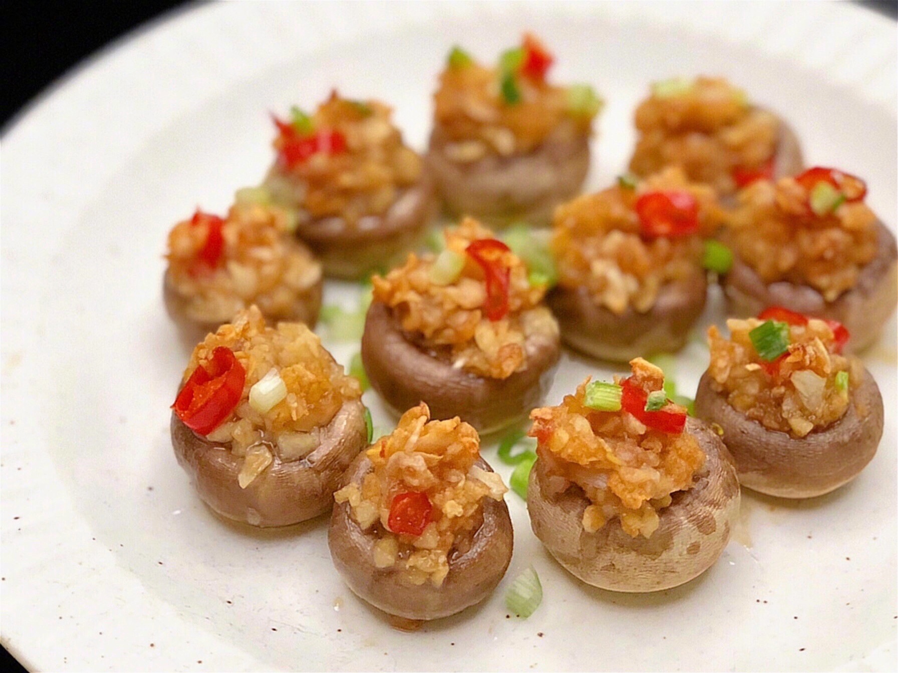 蒜香烤口蘑口蘑你们一般怎么吃来试试素烤口蘑和蒜蓉烤口蘑吧