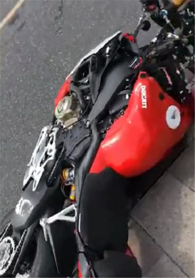 事故车杜卡迪821车价6位数车头断裂车主直接把车遗弃街头