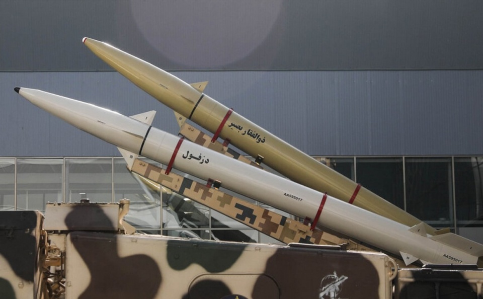 伊朗亮相最新弹道导弹!射程超过700公里!美质疑:技术哪里来的