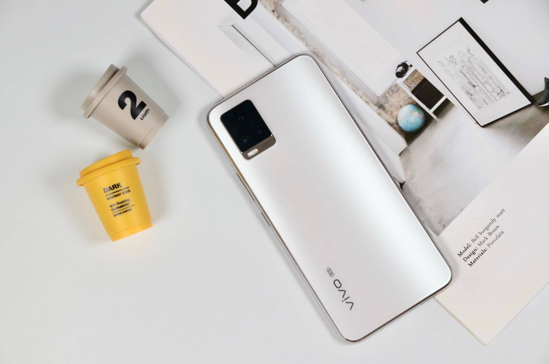 vivo s7月光白图赏:一款简约而不失美感的自拍旗舰