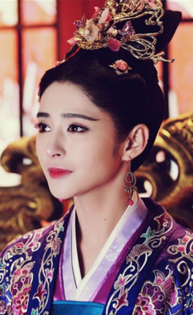 李心艾的资源大好,接连出演了《美人制造》,《班淑传奇》,《锦绣未央