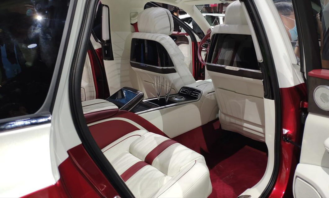 红旗h9加长版实拍双色车身四座布局气势媲美迈巴赫