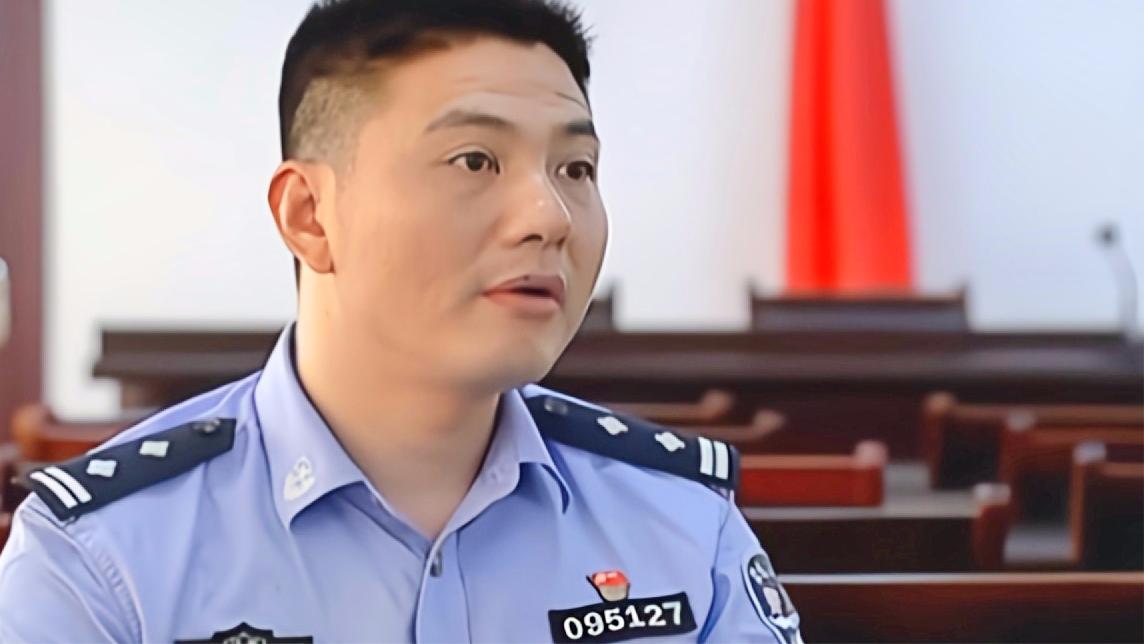 经过天网追踪,民警最终发现了一辆可疑的面包车