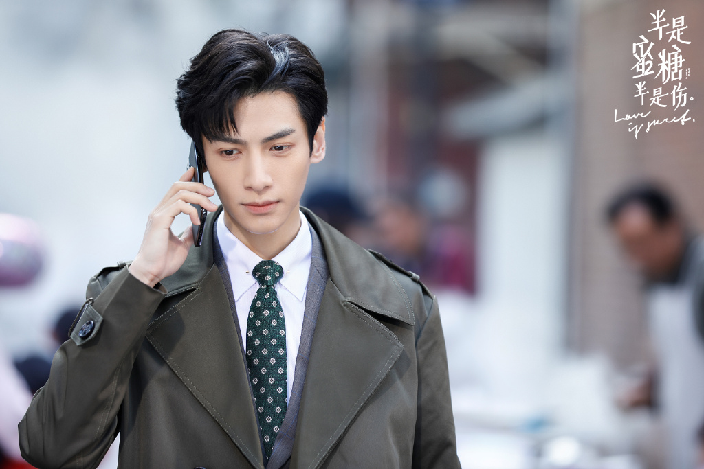 的现代都市轻喜剧,甜度和乐趣都十分在线,罗云熙在剧中饰演的男主袁帅