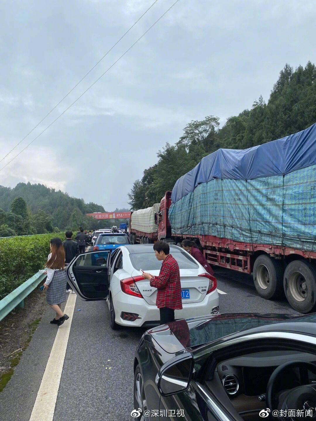 川a大军出动! 四川多条高速"飙红"网友:开一夜还没出成都