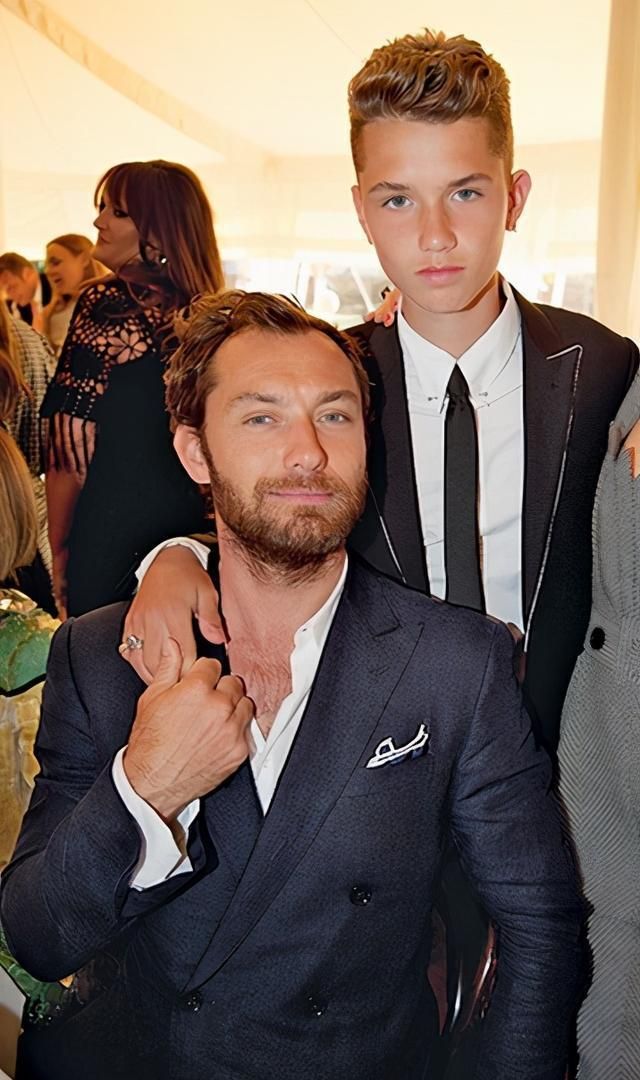 裘德洛23岁超模儿子,被赞和老爹像双胞胎?网友却说越长越残