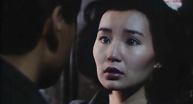 1988年张曼玉接拍了王家卫的《旺角卡门》,她饰演青涩单纯的女主角