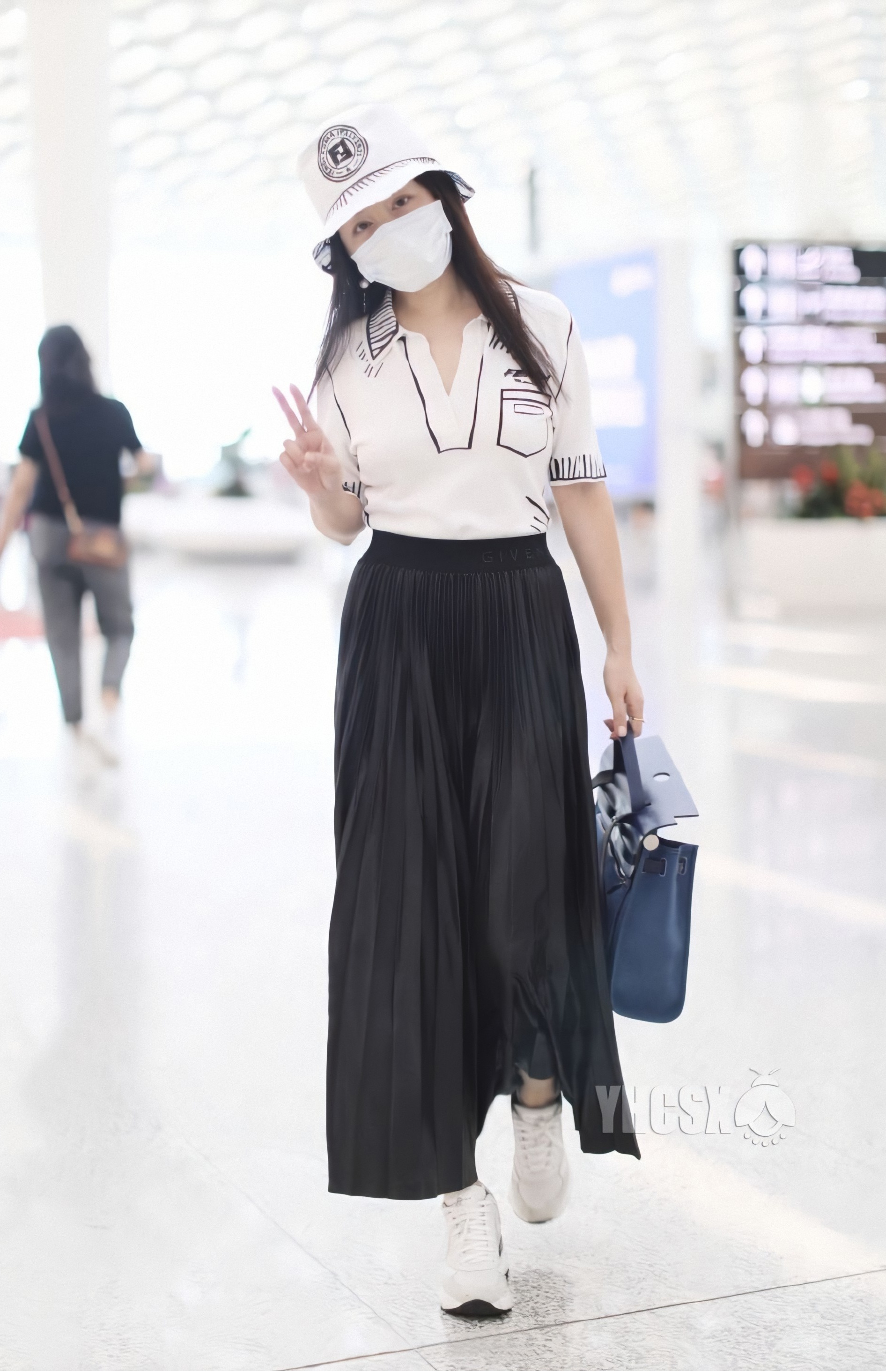 杨钰莹国庆中秋之际现身深圳机场大牌加身歪头甜笑似少女