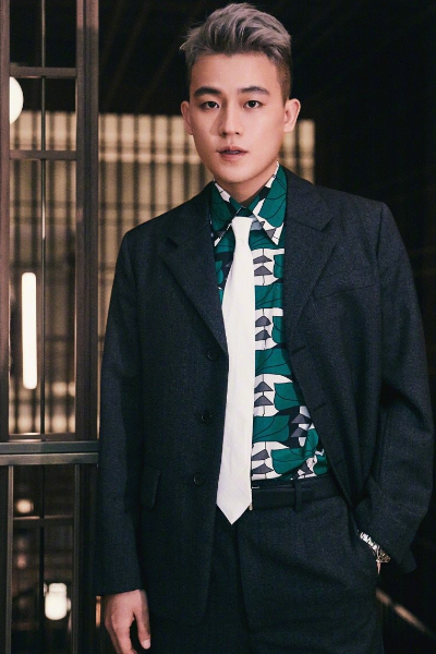 蔡徐坤欧豪活动现场生图当两人同框合影气场对比一目了然