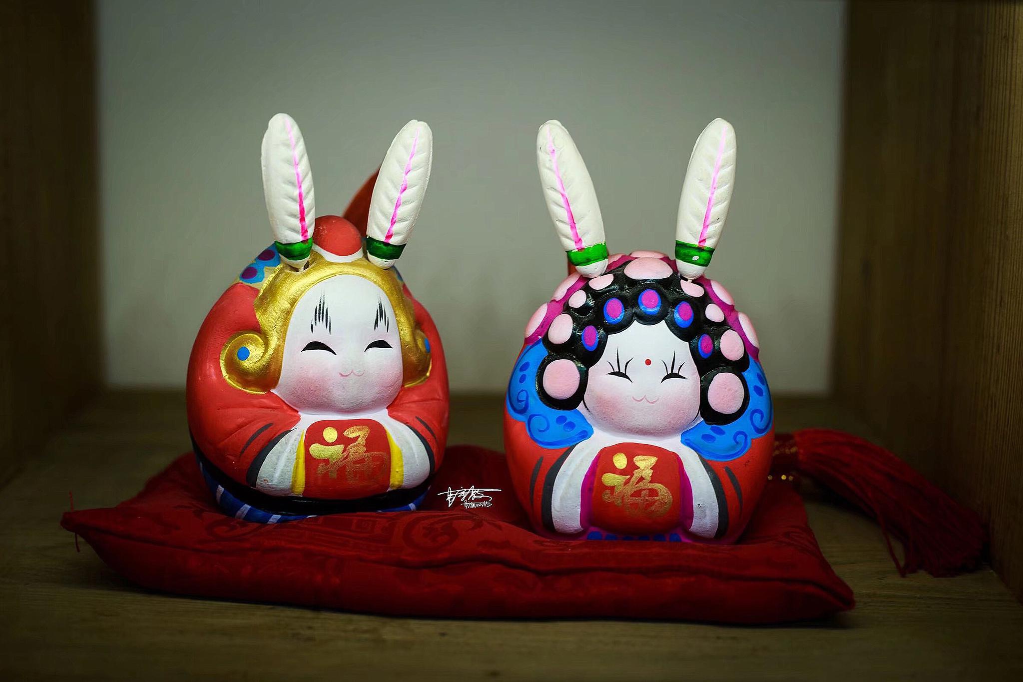 每年的中秋节,家家户户都会请个兔儿爷,摆上好吃的瓜果菜豆,进行供奉