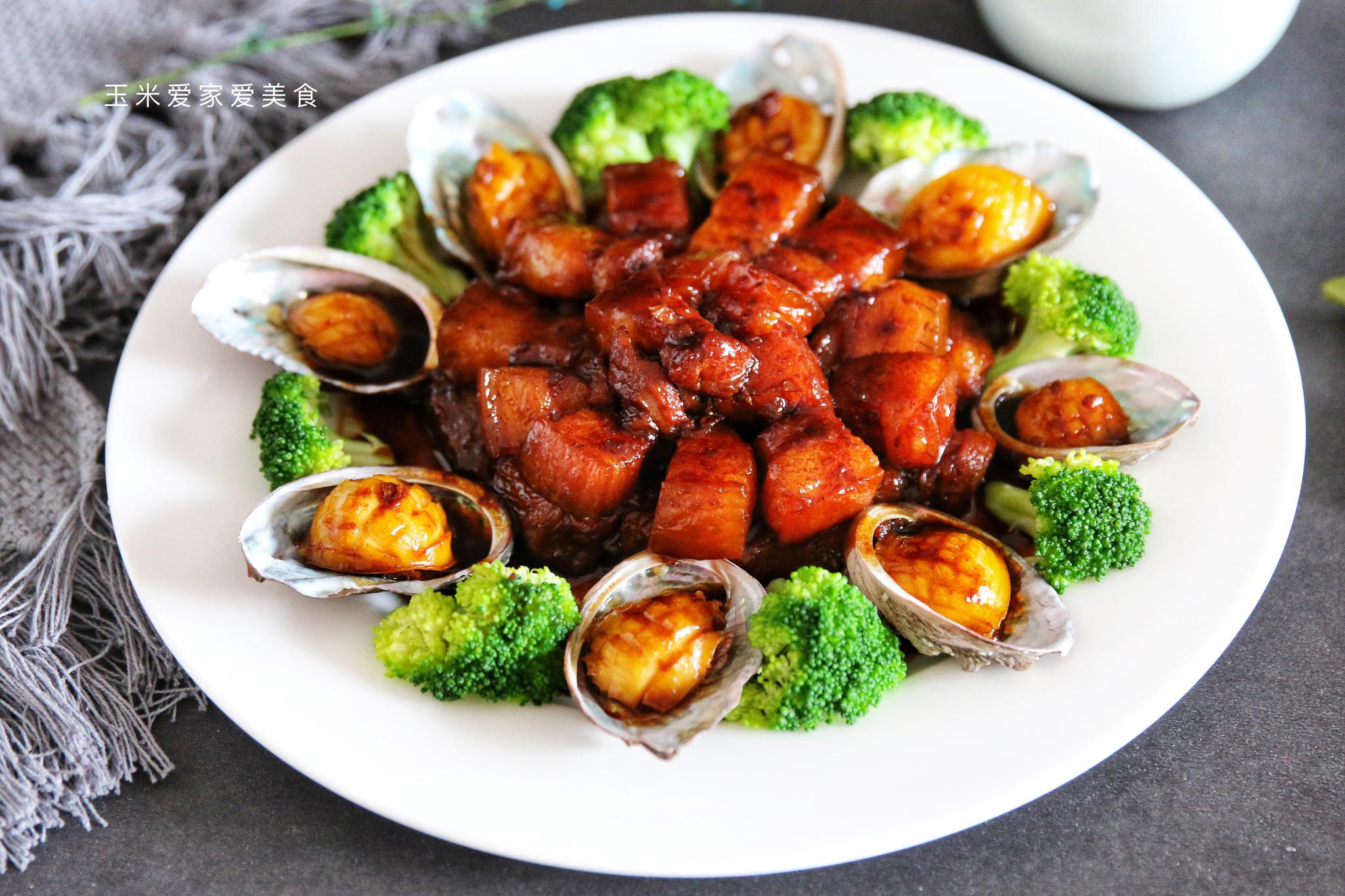 【准备原料】五花肉,鲍鱼,小葱,生姜,八角,桂皮,香叶,盐,鸡精,生抽