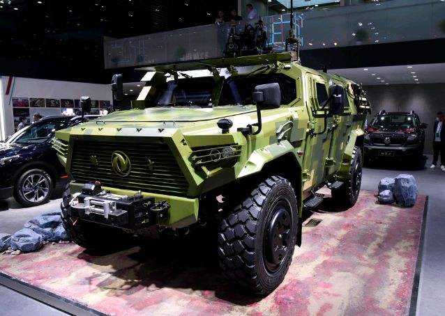 东风猛士装甲车现身重38吨造型霸道凯雷德只能靠边站