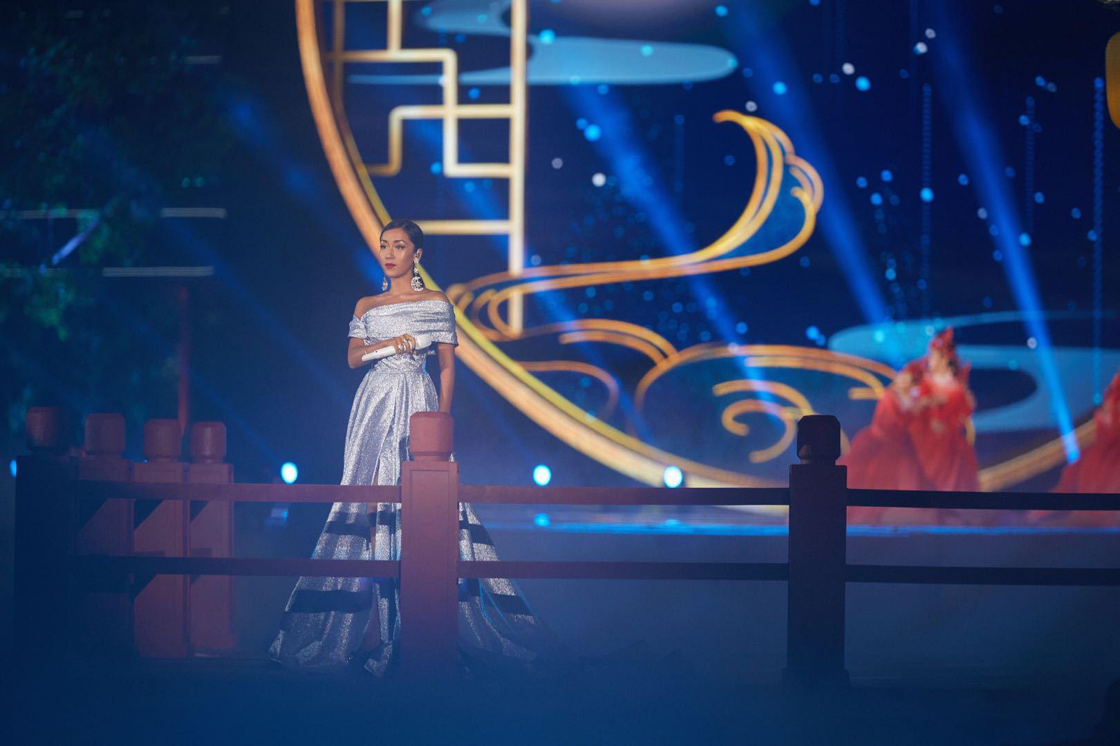 吉克隽逸@我每天都很拉风 今晚央视中秋晚会造型非常吸睛