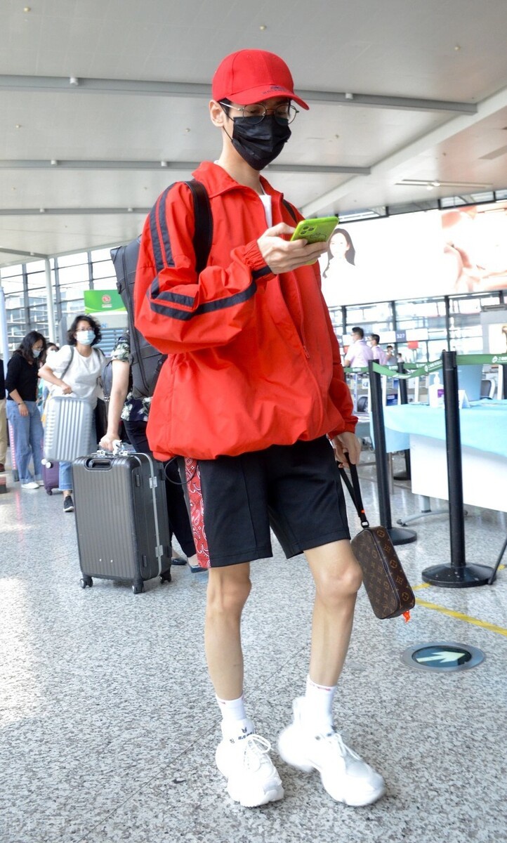 罗云熙身穿红色运动装戴红色棒球帽现身机场,红红火火,可可爱爱
