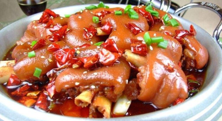 桂皮,大料,草果,香叶,干辣椒,树椒,花椒,麻椒,白糖,豉油做法:1,把猪蹄